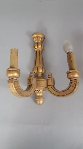 Paire d'appliques en bois doré à deux bras...