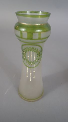 Ensemble comprenant un vase en verre à décor...
