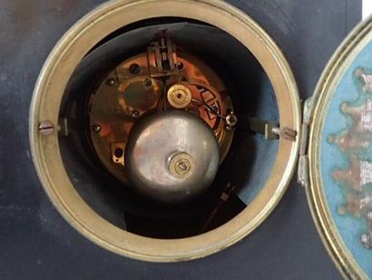 Pendule borne en marbre noir, et montants...