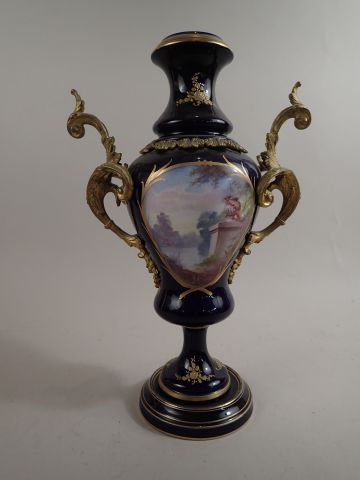 Grand vase balustre en porcelaine bleu de...