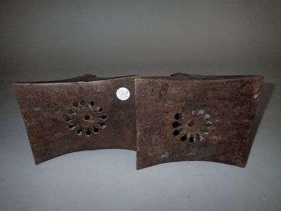 Deux étriers en acier ciselé à décors de...