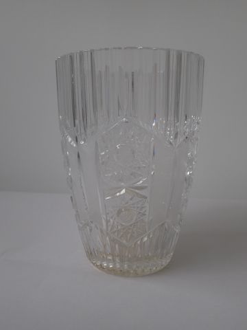 Grand vase en cristal taillé de motifs géométriques.
Travail...