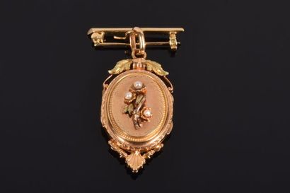 Pendentif ovale ouvrant aux deux ors 18K...