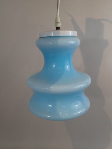Suspension en opaline bleu clair. Travail...