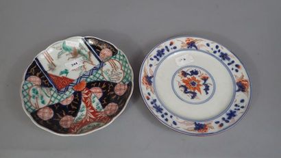 Lot de deux assiettes en porcelaine émaillée...