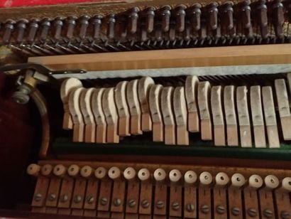 Leverantor CUAIDELE. Piano droit en placage...