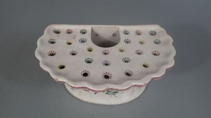 Bouquetière en faïence polychrome à décor...