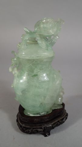 Deux vases couverts en fluorite verte, l’un...
