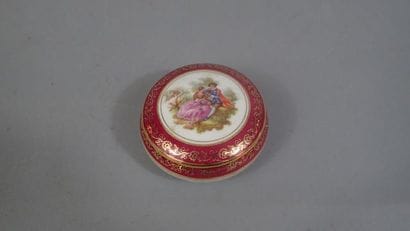 Limoges France. Bonbonnière en porcelaine...