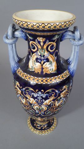 GIEN. Vase balustre en faïence à décor renaissance...