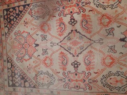 Important tapis en laine nouée à décor polychrome...