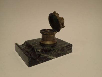 Petit encrier en bronze doré et marbre vert...