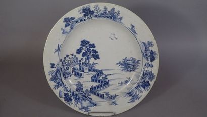 Plat en porcelaine bleu blanc à décor de...