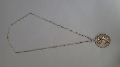 Collier en argent. Pendentif en forme de...