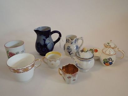 Lot de pichets, tasses et tasses miniatures,...
