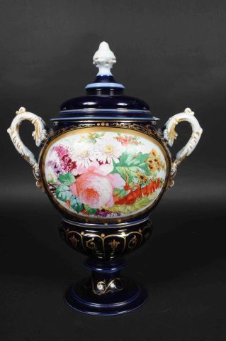 BAYEUX (?). Grand pot couvert en porcelaine...