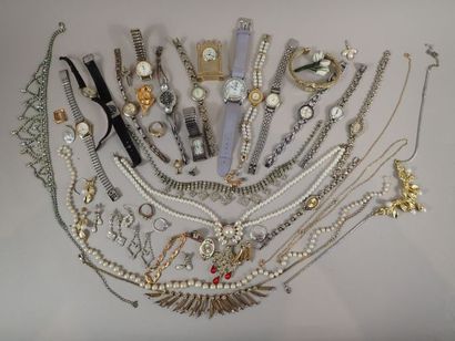 Fort lot de bijoux et montre fantaisie dont...