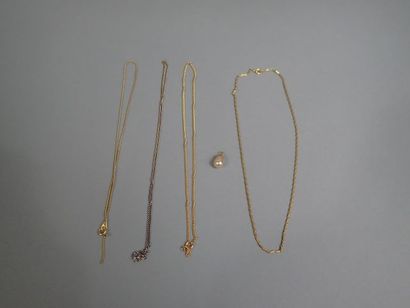 Lot de bijoux fantaisie composé de 3 chaînes...