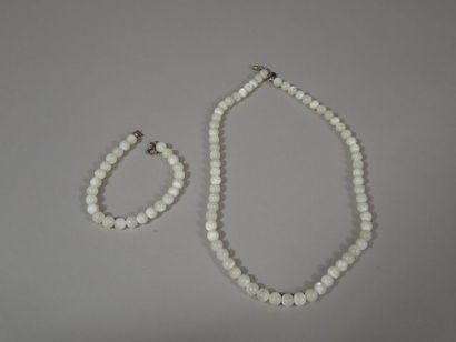 Parure comprenant un collier et un bracelet...