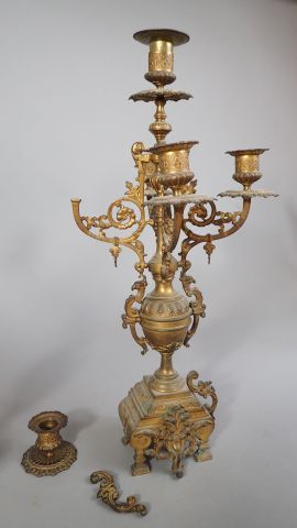 Garniture de cheminée composée d'une pendule...