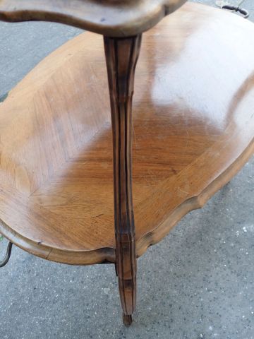 Table à thé en noyer à deux plateaux, l'un...