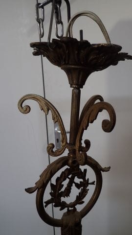 Suspension en bronze, à décor de rubans et...