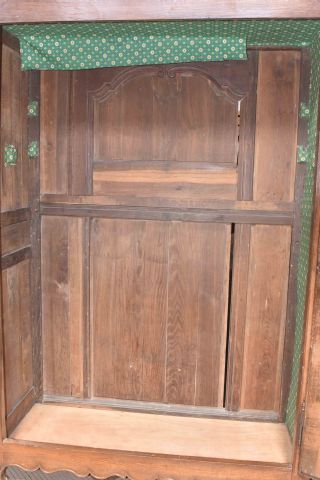 Armoire en chêne mouluré et sculpté reposant...