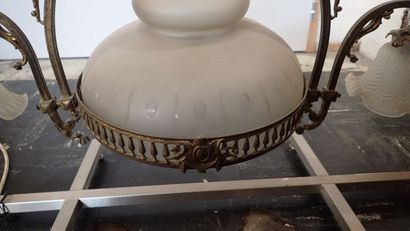 Suspension en bronze, à décor de rubans et...
