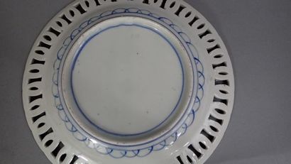 Lot de deux assiettes en porcelaine émaillée...