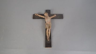 Crucifix en bois sculpté polychrome sur une...