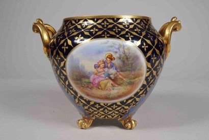 BALLEROY Frères à Limoges. Cache-pot en porcelaine...
