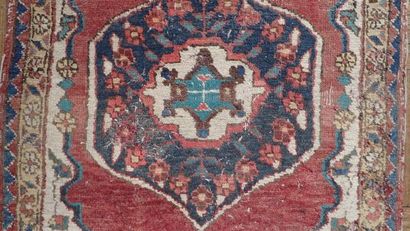 Petit tapis en laine dans les tons rouge...