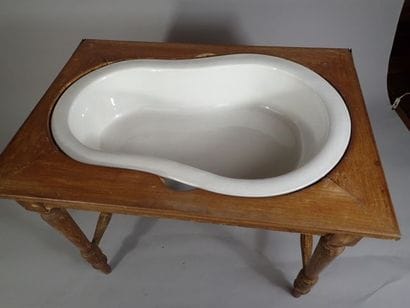 Bidet en noyer à dessus rectangulaire canné...