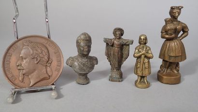 Réunion de 11 petits sujet en bronze comprenant...