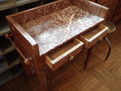 Petite table de toilette en noyer ouvrant...