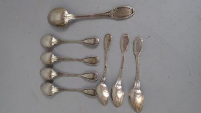 Ensemble de sept cuillères à dessert en argent...