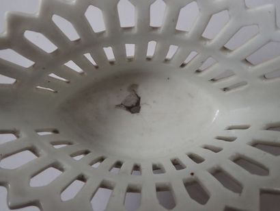 Ensemble de deux petites corbeilles en porcelaine...
