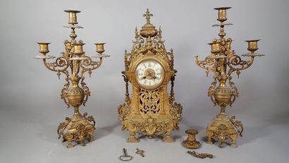 Garniture de cheminée composée d'une pendule...
