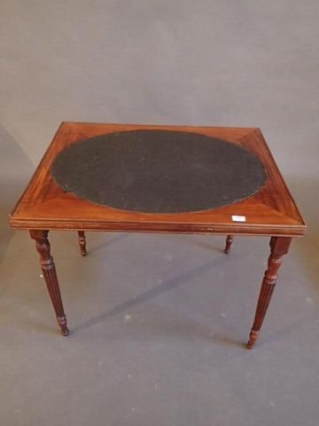 Table de jeux en noyer reposant sur quatre...