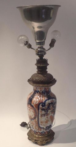 Vase balustre en porcelaine polychrome imari....