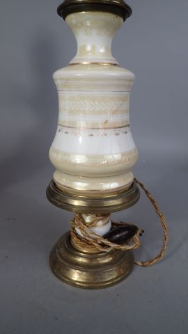 Paire de lampes à pétrole, le fût en porcelaine...