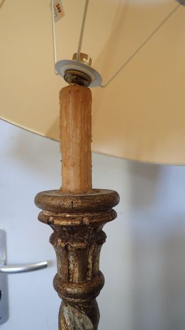 Paire de lampadaires pique cierge en bois...