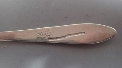 Une cuillière à café en argent, on y joint...