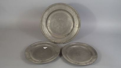 Ensemble de trois plats en étain. Travail...