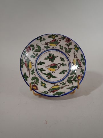 Coupe en faïence à décor polychrome d'oiseaux...
