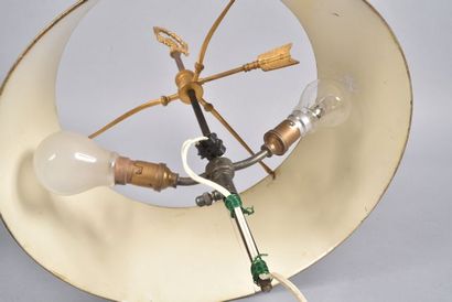 Lampe bouillotte en bronze ciselé et doré...