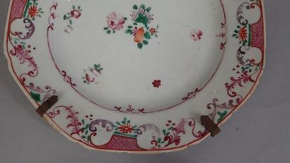 Lot de deux assiettes en porcelaine émaillée...