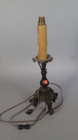 Pique-cierge tripode en bronze, le fût balustre...
