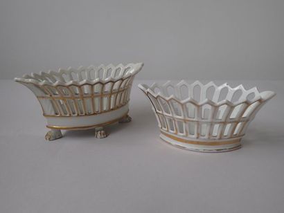 Ensemble de deux petites corbeilles en porcelaine...