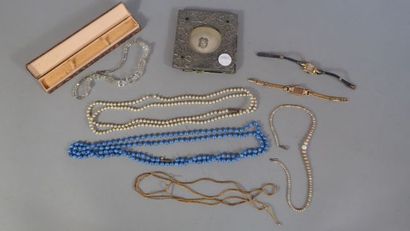 Lot de bijoux fantaisie avec un écrin à bijoux,...